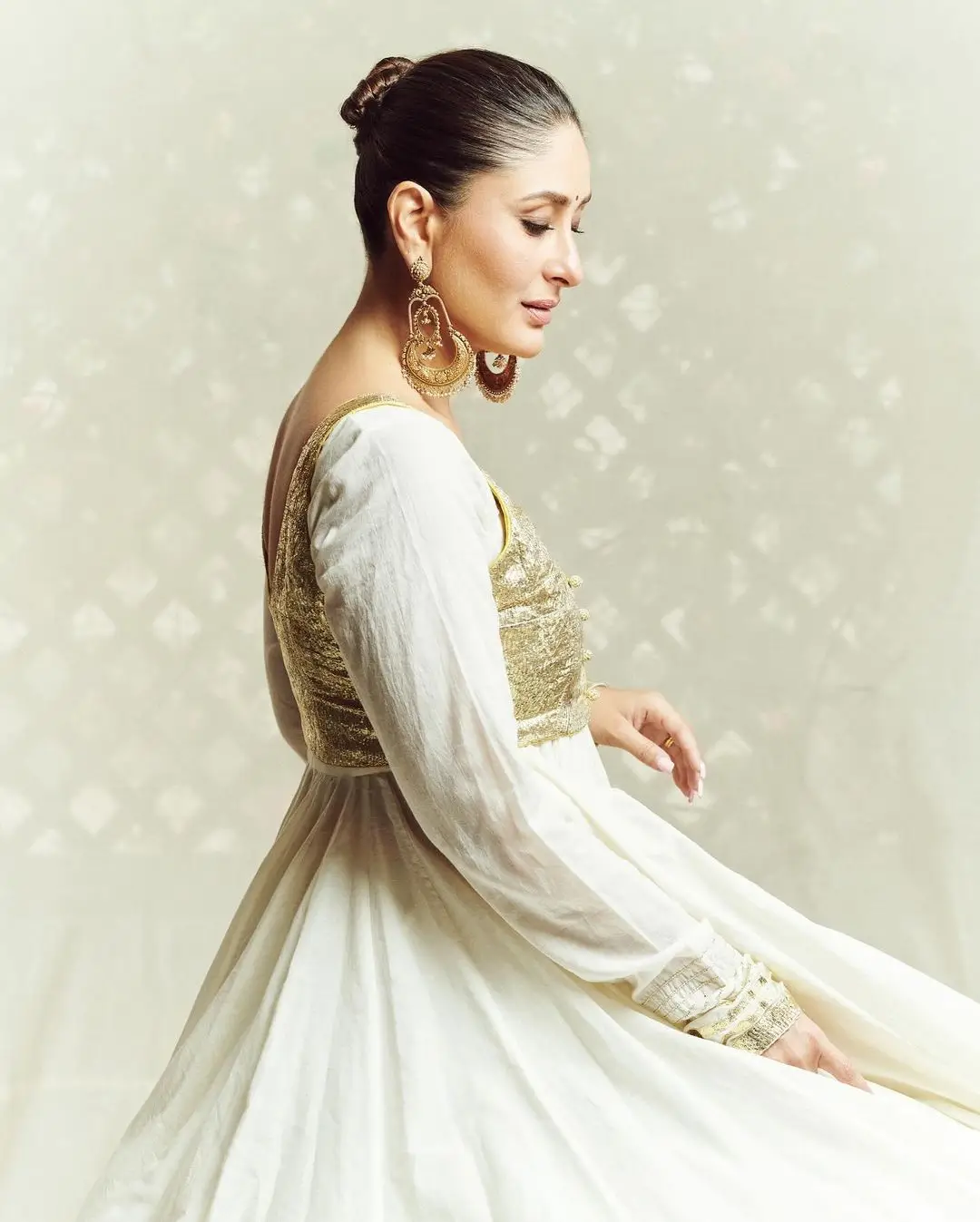 BOLLYWOOD ACTRESS KAREENA KAPOOR PHOTOSHOOT IN WHITE GOWN 3